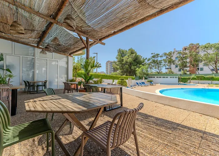 Junto A Com Piscina. Portimão