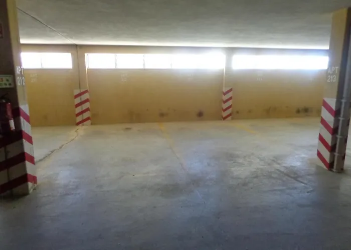 Junto A Com Piscina. * Portimao